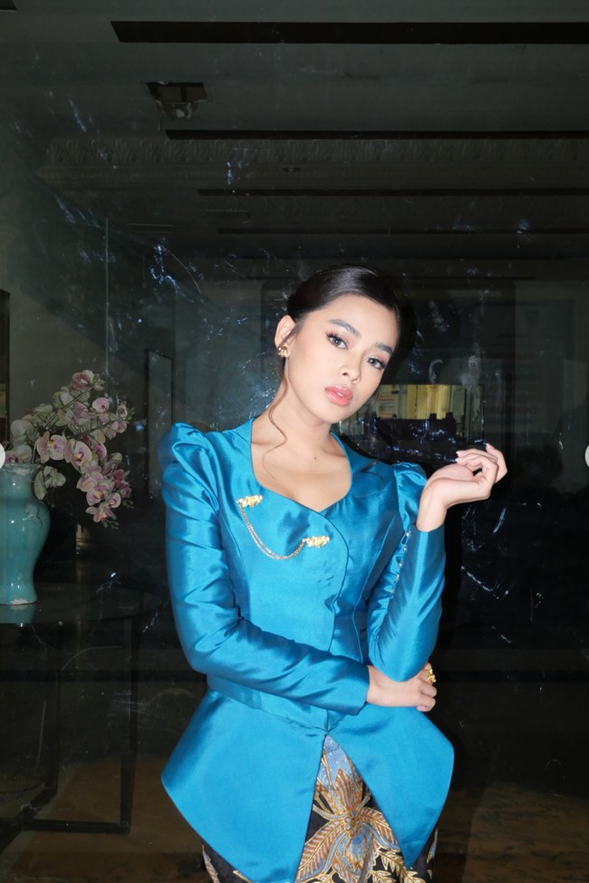 Sebagai pemanis, kebaya dihiasi bros berwarna emas lengkap dengan rantai dekoratif di bagian dada. Detail kecil ini memberikan sentuhan mewah tanpa membuat keseluruhan penampilan terlihat berlebihan. Foto: Instagram/@aqeelacalista