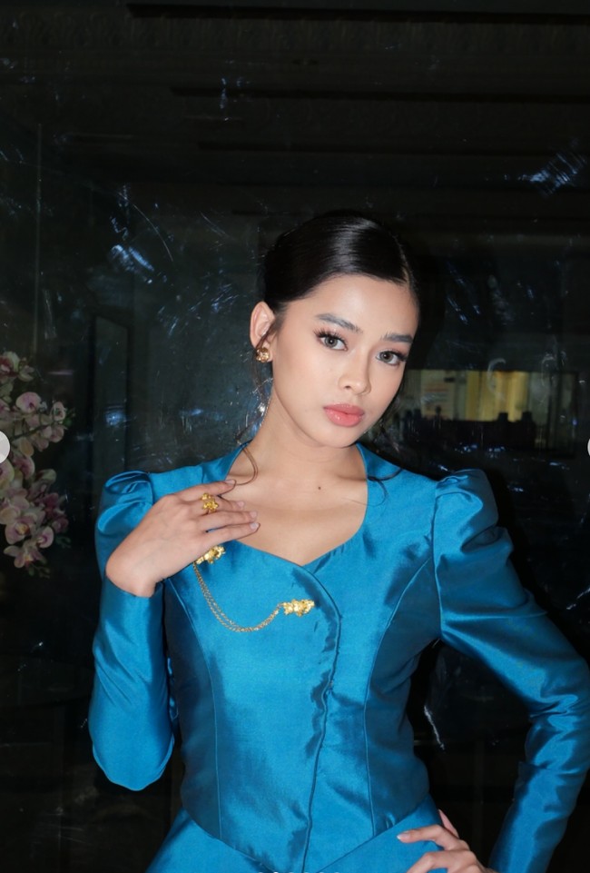 Untuk riasan, Aqeela memilih tampilan soft glam yang natural. Complexion terlihat halus dan bercahaya, dipadukan alis yang dibentuk rapi, eyeliner tipis, bulu mata lentik, serta lipstik bernuansa nude peach. Foto: Instagram/@aqeelacalista