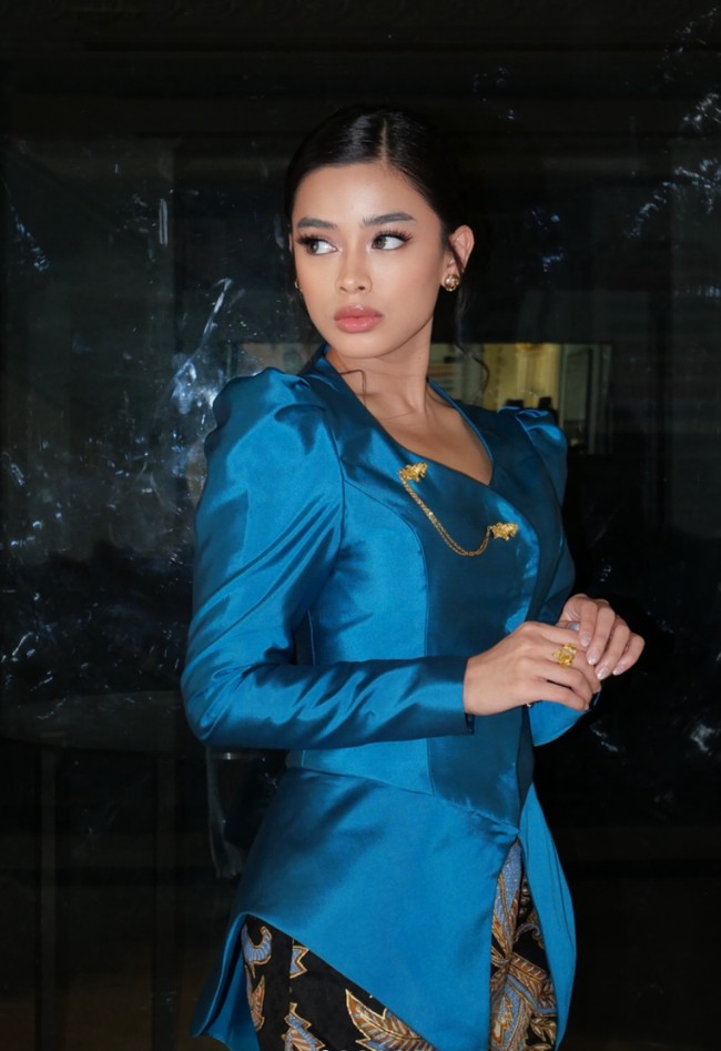 Penampilannya semakin anggun dengan gaya rambut sleek low bun atau sanggul rendah yang rapi. Belahan tengah membuat wajahnya terlihat lebih tegas dan memberikan kesan elegan. Foto: Instagram/@aqeelacalista