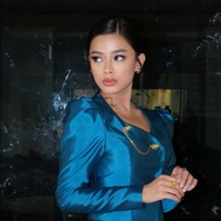 Penampilannya semakin anggun dengan gaya rambut sleek low bun atau sanggul rendah yang rapi. Belahan tengah membuat wajahnya terlihat lebih tegas dan memberikan kesan elegan. Foto: Instagram/@aqeelacalista
