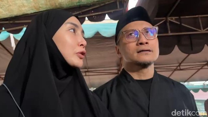 Arie Untung dan istrinya, Fenita usai pemakaman sang ayah.