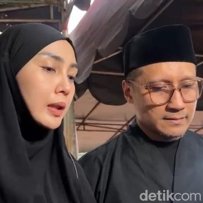 Duka Arie Untung dan Fenita Usai Ayah Meninggal Dunia