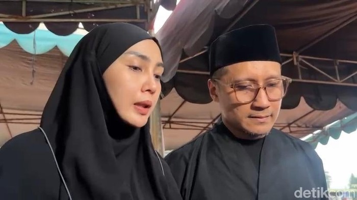 Arie Untung dan istrinya, Fenita usai pemakaman sang ayah.