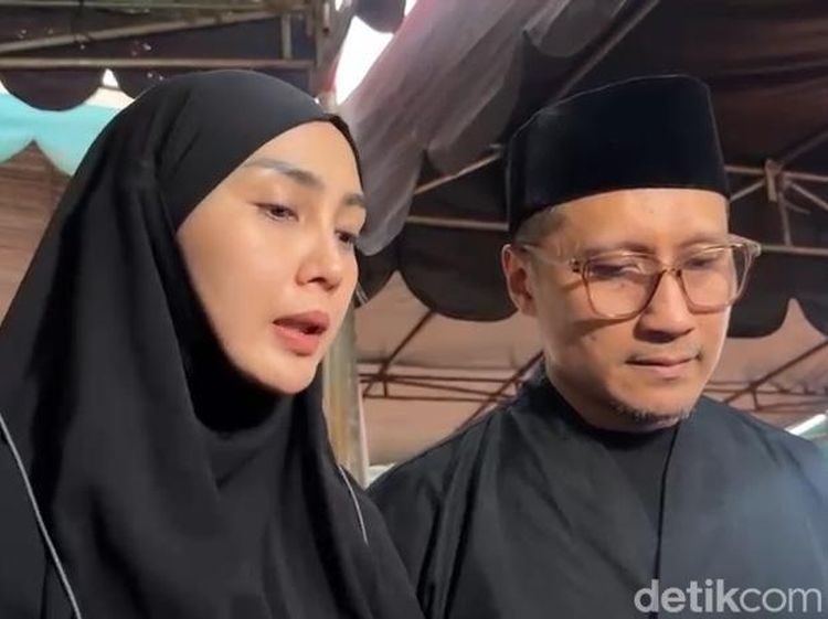 Duka Arie Untung dan Fenita Usai Ayah Meninggal Dunia