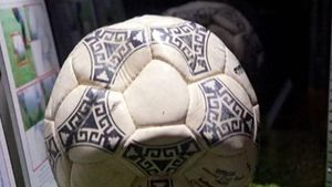 Video: Bola Gol Tangan Tuhan Maradona Dilelang, Harga Awal Rp 44,8 M