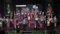Baru lima hari yang lalu, aku melangkah ke atas panggung Balai Kartini untuk Malam Final kami. Tiga puluh hari belajar berpidato, dan 21 hari menyempurnakan tarian Nandak Topeng serta Nandak Kreasi—semuanya terangkum dalam satu penampilan. Wajah-wajah yang awalnya asing kini menjadi sosok-sosok yang sangat membanggakan untuk dilihat bersinar di hadapan ratusan orang. Aku sampai tak bisa berkata-kata dan masih sulit percaya bahwa kami berhasil melangkah sejauh ini, cerita Brinette selama mengikuti ajang pemilihan Abang None Jakarta Selatan dilihat dari unggahannya, Senin (20/7/2026). Foto: Instagram @brinettelefrandt