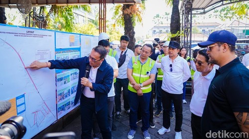 Bupati Wayan Adi Arnawa bersama Wabup Bagus Alit Sucipta (kanan) meninjau proyek strategis Pengendali Banjir di wilayah Kecamatan Kuta, Sabtu, (18/7).
