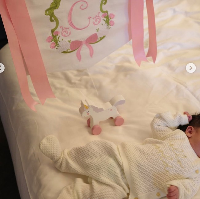 Gaya Chelsea Islan Umumkan Kelahiran, Pamer Foto Baby Charlisze