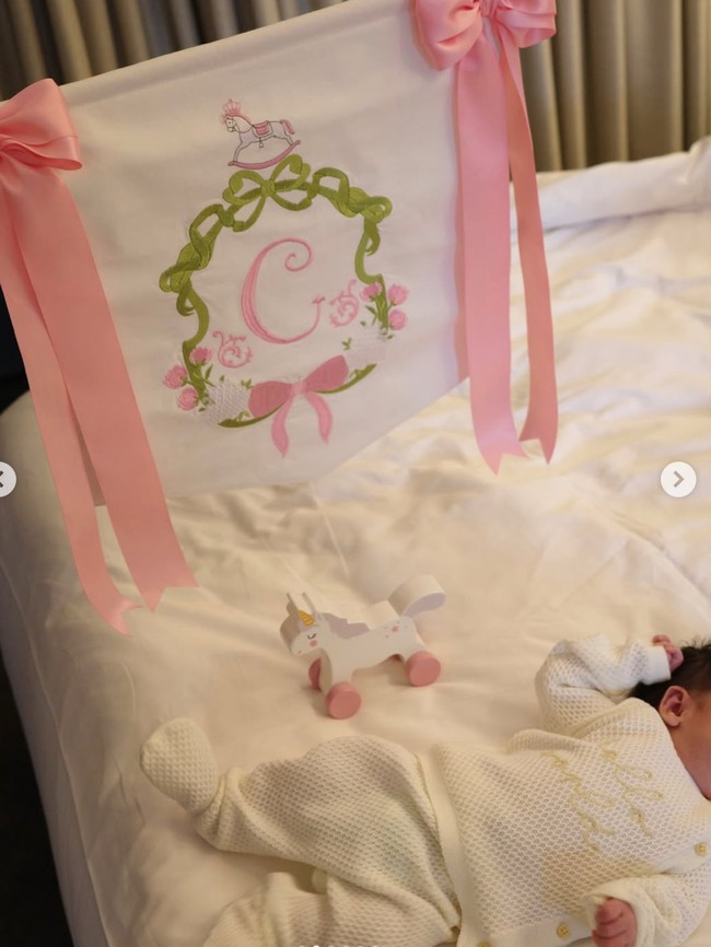 Gaya Chelsea Islan Umumkan Kelahiran, Pamer Foto Baby Charlisze