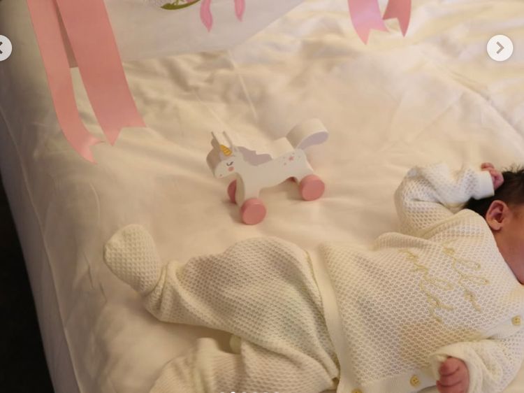 Gaya Chelsea Islan Umumkan Kelahiran, Pamer Foto Baby Charlisze