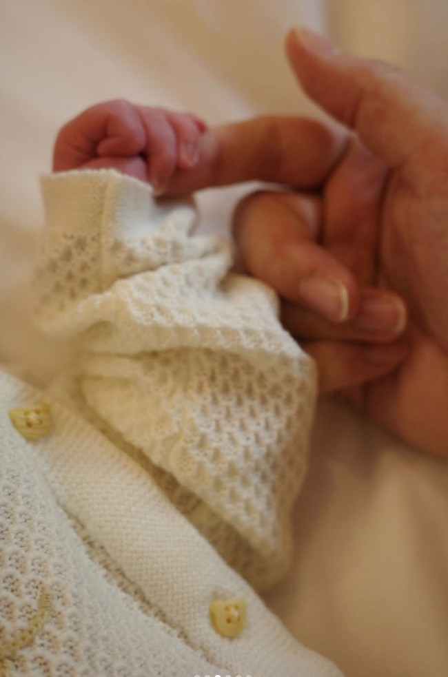 Selamat datang di dunia, bayi kecil kami yang begitu berharga. Kami sudah mencintaimu lebih dari yang bisa diungkapkan dengan kata-kata. Charlisze Aristoclea Elizabeth Islan Kardinal, kamu adalah anugerah terbesar dari Tuhan. Kehadiranmu membuat kami resmi menjadi orang tua dan mengubah hidup kami sepenuhnya. Melihatmu tertidur, mendengar tangisan kecilmu, hingga memelukmu dalam dekapan menjadi pengalaman yang begitu berharga dan mengubah hidup kami. Kami tidak sabar menyaksikanmu tumbuh, menemanimu di setiap fase kehidupan, dan mencintaimu tanpa henti di setiap langkahmu. Kini kami menikmati setiap detik bersama dan meresapi momen-momen pertama sebagai sebuah keluarga. Kamu akan selalu menjadi kebahagiaan terbesar kami, satu-satunya Clea, tulis Chelsea dalam unggahannya. Foto: Instagram/@chelseaislan