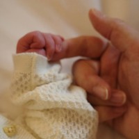 Selamat datang di dunia, bayi kecil kami yang begitu berharga. Kami sudah mencintaimu lebih dari yang bisa diungkapkan dengan kata-kata. Charlisze Aristoclea Elizabeth Islan Kardinal, kamu adalah anugerah terbesar dari Tuhan. Kehadiranmu membuat kami resmi menjadi orang tua dan mengubah hidup kami sepenuhnya. Melihatmu tertidur, mendengar tangisan kecilmu, hingga memelukmu dalam dekapan menjadi pengalaman yang begitu berharga dan mengubah hidup kami. Kami tidak sabar menyaksikanmu tumbuh, menemanimu di setiap fase kehidupan, dan mencintaimu tanpa henti di setiap langkahmu. Kini kami menikmati setiap detik bersama dan meresapi momen-momen pertama sebagai sebuah keluarga. Kamu akan selalu menjadi kebahagiaan terbesar kami, satu-satunya Clea, tulis Chelsea dalam unggahannya. Foto: Instagram/@chelseaislan