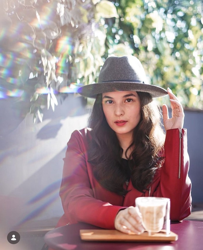 Chelsea Islan Hobi Nongkrong di Kafe, Minum Kopi hingga Ngemil Donat!