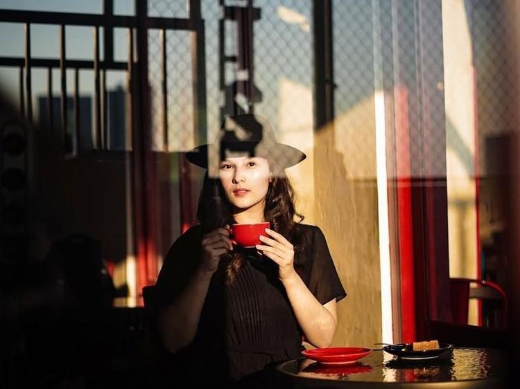 Chelsea Islan Hobi Nongkrong di Kafe, Minum Kopi hingga Ngemil Donat!