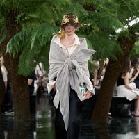 Mengacu pada praktik berkarya Lynda Benglis yang kerap mengubah material dua dimensi menjadi bentuk tiga dimensi melalui teknik melipat, mengikat, hingga mencetak, Direktur Kreatif Dior Jonathan Anderson menerjemahkan konsep tersebut ke dalam bahasa haute couture. Berbagai teknik seperti hand-plissé, knotting, dan draping menjadi elemen penting yang membentuk siluet koleksi. (Foto: Dok. Christian Dior)