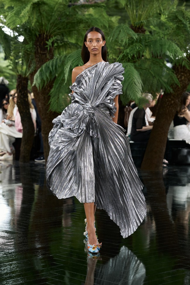 Tak hanya bentuk, karakter permukaan karya Benglis juga diinterpretasikan melalui berbagai material. Atelier Dior menggunakan kain bertekstur metalik, iridescent, berhias embellishment, hingga material yang memberikan efek menyerupai kertas. Bahkan ilusi kawat anyam (chicken wire) dihadirkan menggunakan jaring berwarna perak yang lembut. (Foto: Dok. Christian Dior)