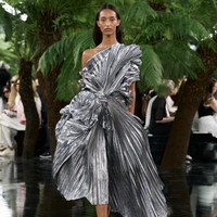 Tak hanya bentuk, karakter permukaan karya Benglis juga diinterpretasikan melalui berbagai material. Atelier Dior menggunakan kain bertekstur metalik, iridescent, berhias embellishment, hingga material yang memberikan efek menyerupai kertas. Bahkan ilusi kawat anyam (chicken wire) dihadirkan menggunakan jaring berwarna perak yang lembut. (Foto: Dok. Christian Dior)
