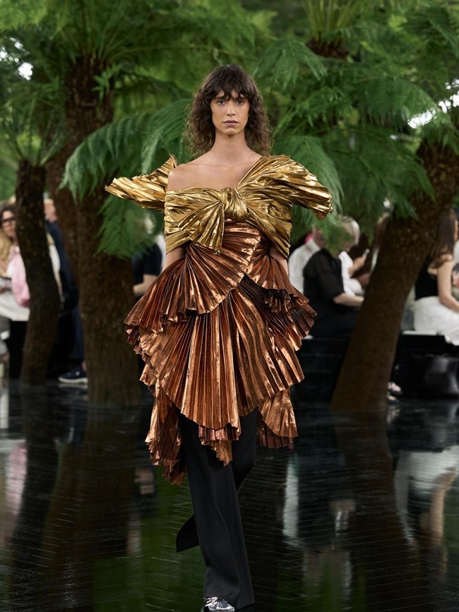 Dior Couture Fall/Winter 2026-2027, Gaun Mewah Sarat Eksperimen Artistik