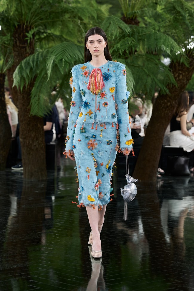 Empat desain tas juga dibuat bersama Lynda Benglis, terdiri atas Dior Cigale berbahan metallic plissé, Dior Bow bergaya sculptural, Lady Dior baru, serta Petit Dîner dengan detail pita yang terinspirasi karya Benglis. (Foto: Dok. Christian Dior)