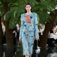Empat desain tas juga dibuat bersama Lynda Benglis, terdiri atas Dior Cigale berbahan metallic plissé, Dior Bow bergaya sculptural, Lady Dior baru, serta Petit Dîner dengan detail pita yang terinspirasi karya Benglis. (Foto: Dok. Christian Dior)