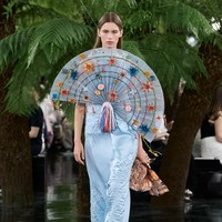 Pengaruh India menjadi benang merah lain dalam koleksi ini. Hubungan panjang Lynda Benglis dengan Ahmedabad, Gujarat, menginspirasi sejumlah detail busana. Seri karya Peacock yang mulai ia kerjakan sejak akhir 1970-an diterjemahkan melalui aplikasi bunga berwarna cerah dan detail beadwork yang menghiasi beberapa tampilan. (Foto: Dok. Christian Dior)
