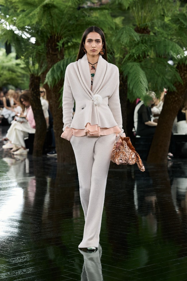 Untuk lini aksesori, Dior menghadirkan tas dengan detail mother-of-pearl, passementerie, dan kulit berkilau yang senada dengan busana. Seri Dior Anthology yang diperkenalkan musim lalu berlanjut dengan penggunaan fragmen kain chintz India abad ke-18 pada Petit Dîner dan mini Lady Dior. (Foto: Dok. Christian Dior)