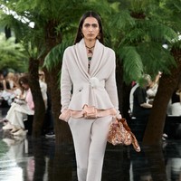 Untuk lini aksesori, Dior menghadirkan tas dengan detail mother-of-pearl, passementerie, dan kulit berkilau yang senada dengan busana. Seri Dior Anthology yang diperkenalkan musim lalu berlanjut dengan penggunaan fragmen kain chintz India abad ke-18 pada Petit Dîner dan mini Lady Dior. (Foto: Dok. Christian Dior)