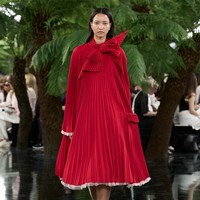 Pada kategori perhiasan, Dior menggandeng para perajin dari Prancis dan India, termasuk Jaipur, Rajasthan. Material seperti mother-of-pearl, rock crystal, green onyx, black onyx, hematite, hingga carnelian dipadukan dengan detail micromosaic yang mengadaptasi motif tekstil antik India. Interpretasi langsung terhadap seri Peacock karya Benglis juga diwujudkan melalui rangkaian elemen bordir pada kawat sterling silver. (Foto: Dok. Christian Dior)