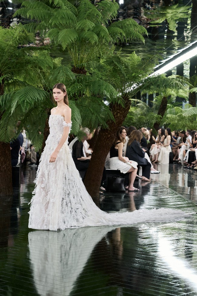 Bersamaan dengan peluncuran koleksi, Dior turut menggelar pameran bertajuk Grammar of Forms di Musée Rodin pada 7-12 Juli. Pameran tersebut menampilkan pilihan busana haute couture terbaru, arsip Dior, serta karya-karya Lynda Benglis, termasuk beberapa karya yang dipamerkan di Prancis untuk pertama kalinya. (Foto: Dok. Christian Dior)