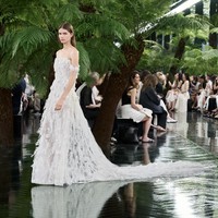 Bersamaan dengan peluncuran koleksi, Dior turut menggelar pameran bertajuk Grammar of Forms di Musée Rodin pada 7-12 Juli. Pameran tersebut menampilkan pilihan busana haute couture terbaru, arsip Dior, serta karya-karya Lynda Benglis, termasuk beberapa karya yang dipamerkan di Prancis untuk pertama kalinya. (Foto: Dok. Christian Dior)