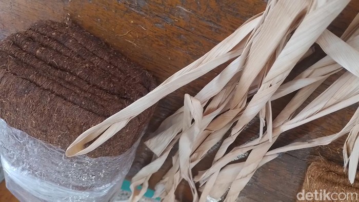 Daun Kawung yang dipaud secara eksklusif dan belum dipotong (teukteuk). Daun kawung seperti ini sangat susah ditemukan di pasaran.