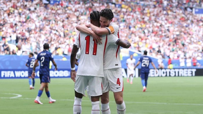 MIAMI GARDENS, FLORIDA - JULY 18: Declan Rice #4 of England celebrates with teammate Marcus Rashford #11 after scoring his teams first goal  during the FIFA World Cup 2026 Bronze Final between France and England at Miami Stadium on July 18, 2026 in Miami Gardens, Florida. (Photo by Buda Mendes/Getty Images)