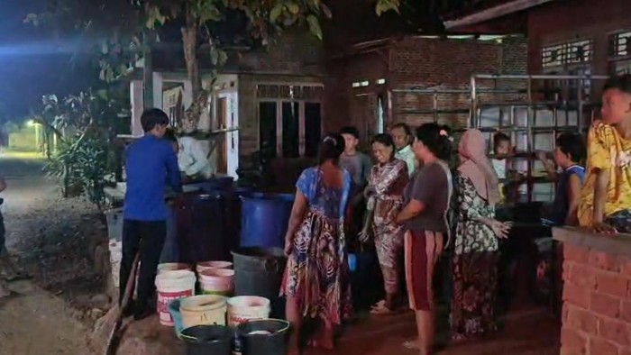 Dinas Pemadam Kebakaran dan Penyelamatan (Damkarmat) Lampung Selatan menyalurkan air bersih