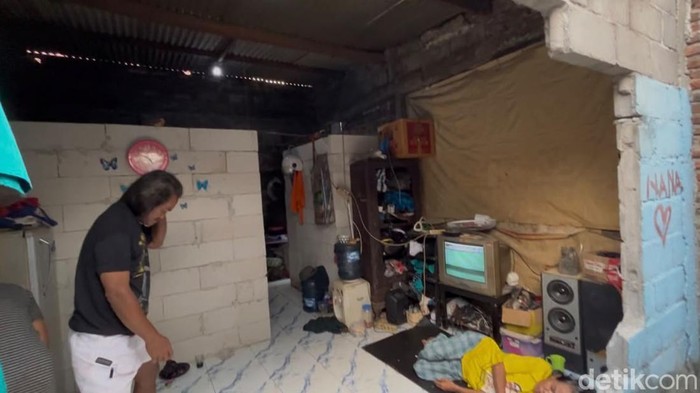 Dinding rumah anggota Pemuda Pancasila, korban penagihan debt collector, Eko Setiono (52) yang roboh, di Kelurahan Gemah, Kecamatan Pedurungan, Kota Semarang, Minggu (19/7/2026).