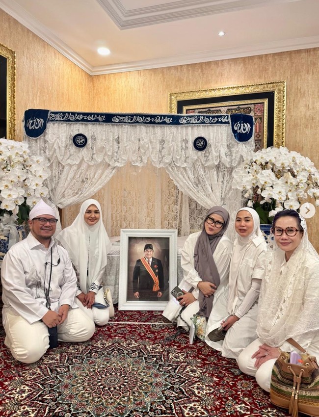 Penampilan artis Donna Agnesia berhasil bikin pangling saat menghadiri acara tahlilan 7 harian pengusaha Rachmat Gobel. Tampil beda, istri Darius Sinathrya itu memilih tampil tertutup dengan mengenakan hijab. Foto: Instagram/@dagnesia