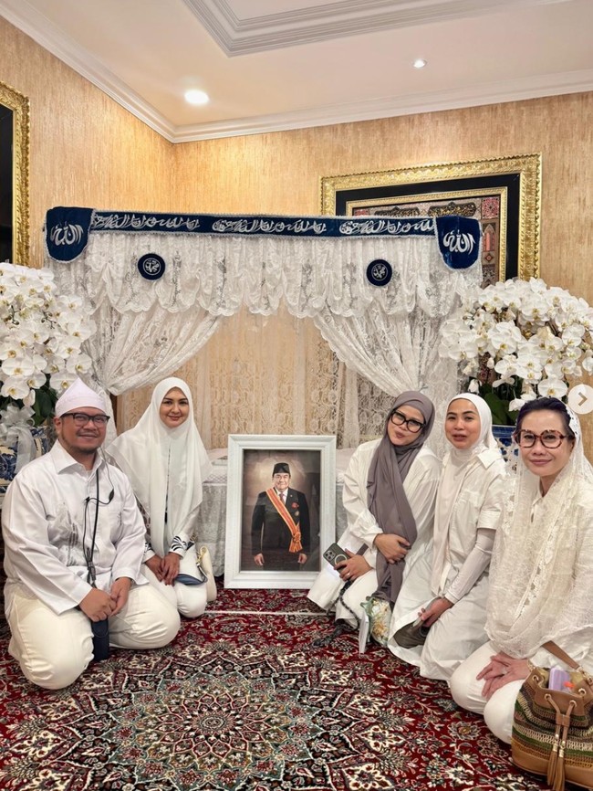 Gaya Donna Agnesia di Tahlil 7 Hari Rachmat Gobel Disorot, Manglingi Berhijab