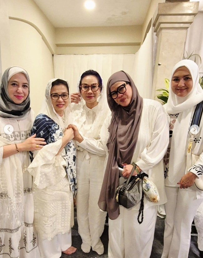 Pose bareng para tamu, salah satunya rekan artis, Okky Lukman, terlihat Donna yang kenakan busana kompak serba putih. Donna memilih memadukan atasan lengan panjang berpotongan longgar dengan motif bunga dan celana panjang putih polos. Foto: Instagram/@dagnesia