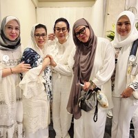 Pose bareng para tamu, salah satunya rekan artis, Okky Lukman, terlihat Donna yang kenakan busana kompak serba putih. Donna memilih memadukan atasan lengan panjang berpotongan longgar dengan motif bunga dan celana panjang putih polos. Foto: Instagram/@dagnesia