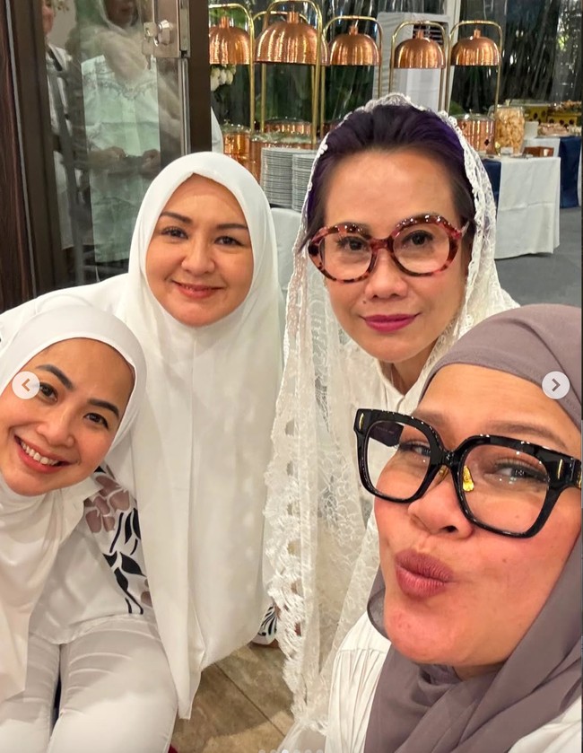 Pose di sebelah Feni Rose, Donna terlihat manglingi dengan hijab yang menutup kepalanya. Dalam hashtag di keterangan unggahannya, Donna menambahkan tuliisan salam toleransi. Foto: Instagram/@dagnesia