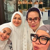 Pose di sebelah Feni Rose, Donna terlihat manglingi dengan hijab yang menutup kepalanya. Dalam hashtag di keterangan unggahannya, Donna menambahkan tuliisan salam toleransi. Foto: Instagram/@dagnesia