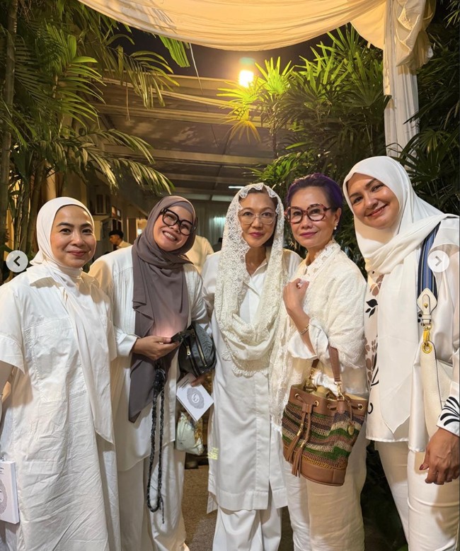 Donna dan keluarga sendiri diketahui sampai saat ini masih menganut agama Katolik. Penampilan Donna dengan hijab pun jadi sorotan dan banjir pujian. Foto: Instagram/@dagnesia