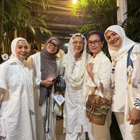 Donna dan keluarga sendiri diketahui sampai saat ini masih menganut agama Katolik. Penampilan Donna dengan hijab pun jadi sorotan dan banjir pujian. Foto: Instagram/@dagnesia