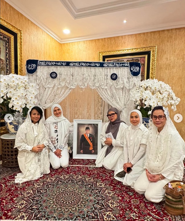 Gaya wanita 47 tahun itu juga terlhat sederhana dengan riasan wajah minimalis dan natural. MasyaAllah cantiknya mom @dagnesia manglingi.. MasyaAllah.. tulis salah satu komentar. Aamiin... [pangling.... sampe nyari2, Dona yang mana?] komentar lain. Foto: Instagram/@dagnesia