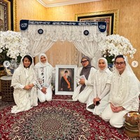 Gaya wanita 47 tahun itu juga terlhat sederhana dengan riasan wajah minimalis dan natural. MasyaAllah cantiknya mom @dagnesia manglingi.. MasyaAllah.. tulis salah satu komentar. Aamiin... [pangling.... sampe nyari2, Dona yang mana?] komentar lain. Foto: Instagram/@dagnesia