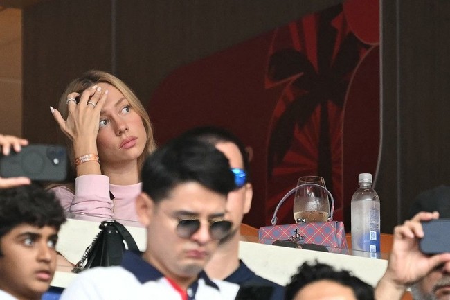 Ester Exposito yang dikabarkan menjalin hubungan cinta dengan Kylian Mbappe hadir langsung di Miami Stadium, Sabtu (18/7/2026), menyaksikan kekasihnya dan timnas Prancis lainnya bertanding melawan Inggris. Foto: AFP/CHANDAN KHANNA