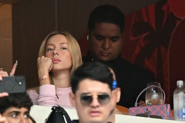 Ester Exposito dan Kylia Mbappe tertangkap kamera bersama pada April 2026 di Paris. Keduanya juga terlihat liburan di Sardinia. Dan pada Juni 2026, mereka tampak bersama di Ibiza sebelum gelaran Piala Dunia 2026 dimulai. Foto: AFP/CHANDAN KHANNA