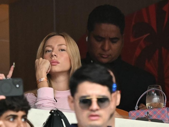 Spanish actress Ester Exposito (R) attends the 2026 World Cup football tournament third-place match between France and England at the Miami Stadium in Miami on July 18, 2026.  (Photo by CHANDAN KHANNA / AFP)