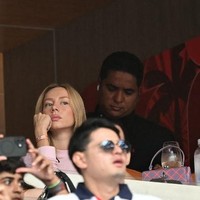 Kehadiran Ester menonton langsung Mbappe mencuri perhatian. Dinantikan kehadirannya sejak Piala Dunia 2026 bergulir, ini pertamakalinya pemain serial ‘Elite’ tersebut melihat striker Prancis itu bertanding di Piala Dunia 2026. Saat negara kelahirannya melawan Prancis pada babak perempat final dia pun absen, meskipun tengah berada di Amerika Serikat. Foto: AFP/CHANDAN KHANNA