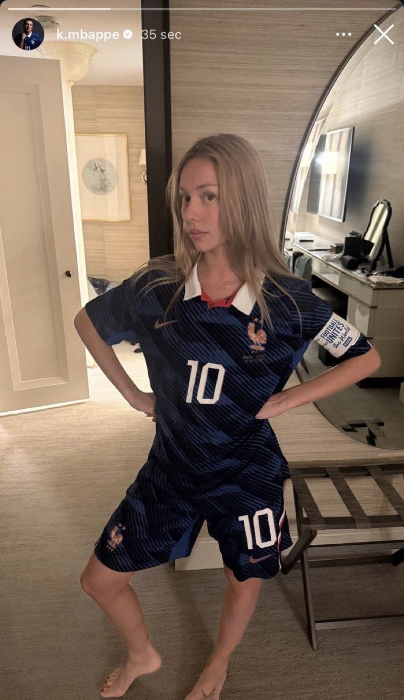 Ester Exposito Ester Exposito Pakai Baju Timnas Prancis