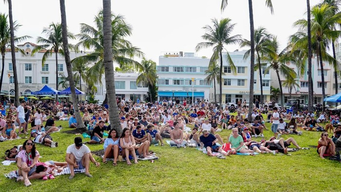 Suasana Piala Dunia 2026 tak hanya terasa di dalam stadion, tetapi juga menyelimuti area ruang terbuka hijau di Kota Miami, Amerika Serikat. Ribuan pendukung Timnas Inggris dan Prancis memadati kawasan tersebut untuk mengikuti nonton bareng (nobar) l